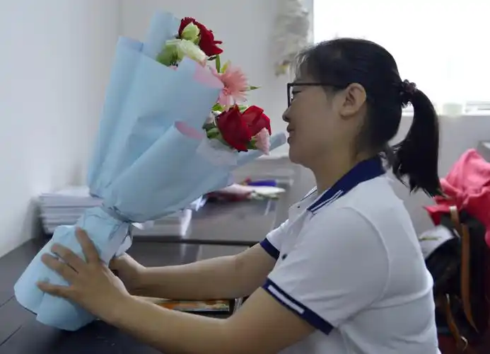 幸福涟漪荡漾心间———西安高新区草堂中心校举行为老师献花仪式