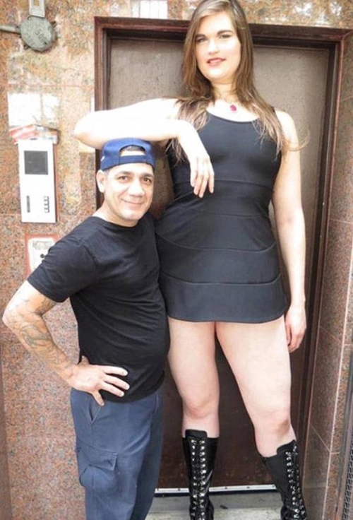 身高两米的壮硕女孩,在嘲笑中自卑成长,如今得到令人羡慕的爱情