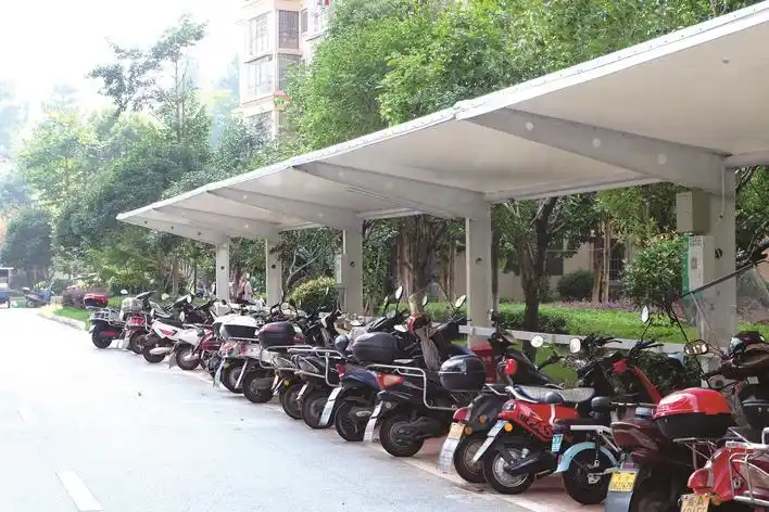 栗稳 "为了您和大家的安全,电动车请勿进入电梯,可以停到就近的停车棚