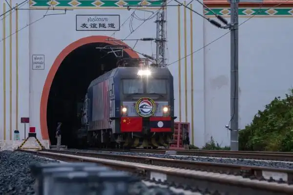 中老铁路开出"和平列车",周边国家迟早想通,火车一响黄金万两
