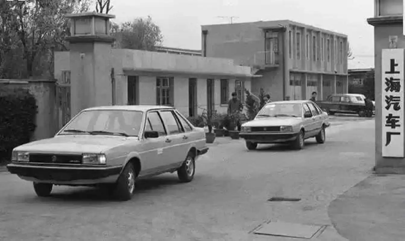 上世纪90年代,上海汽车厂推出了一款名为"桑塔纳"的豪华轿车.