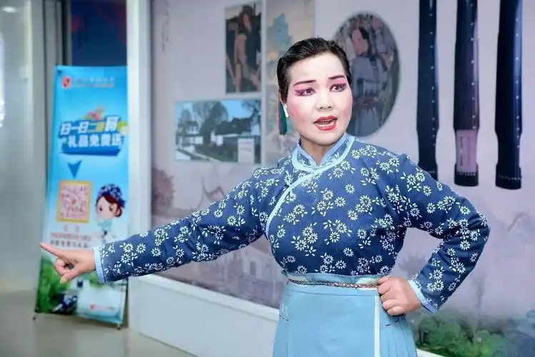 阿庆嫂是出自《智斗》的人物形象,让无数中国观众对红色经典现代京剧