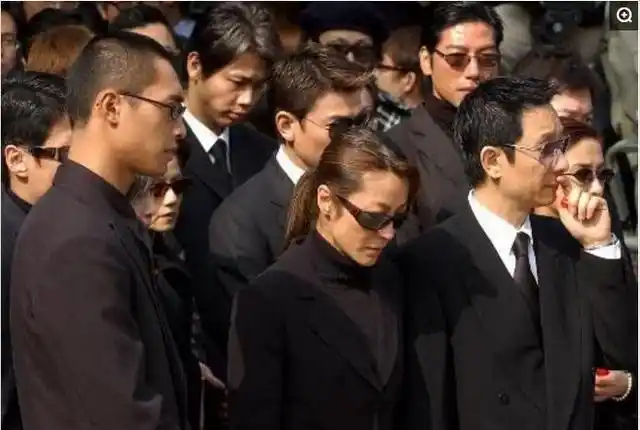 直击梅艳芳葬礼8位大佬扶灵百位明星到场场面庄重