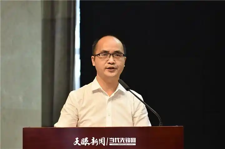 获奖代表贵州民族大学李天翼教授发表获奖感言获奖代表省社科院副研究