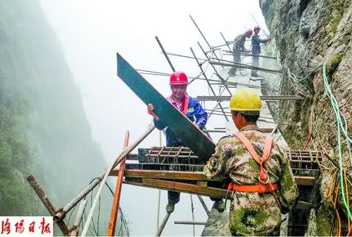 伏牛山旅游开发施工现场:绝壁栈道工 高山辟路人