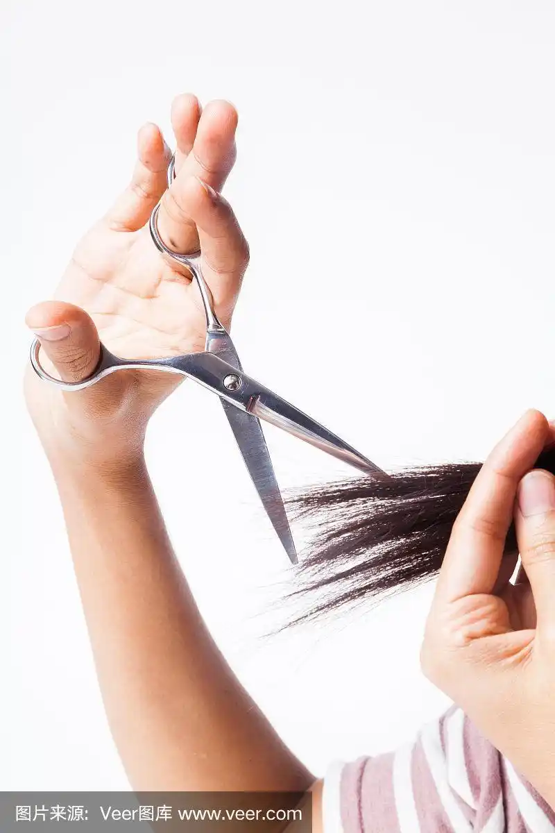 理发师的手用剪刀剪头发