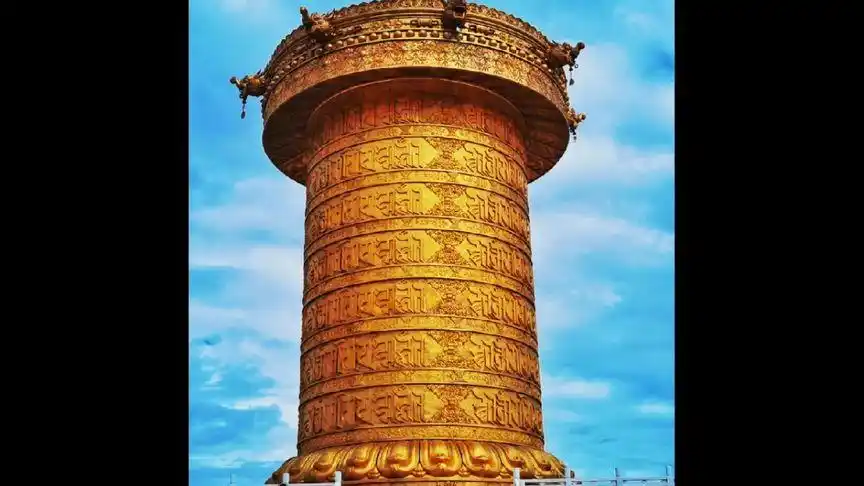 世界最大转经筒,位于甘肃甘南藏族自治州玛曲县娘玛寺.