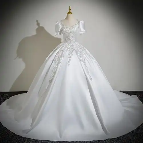 缎面主婚纱2024春季新款小个子新娘重工大码出门迎宾在逃公主婚纱