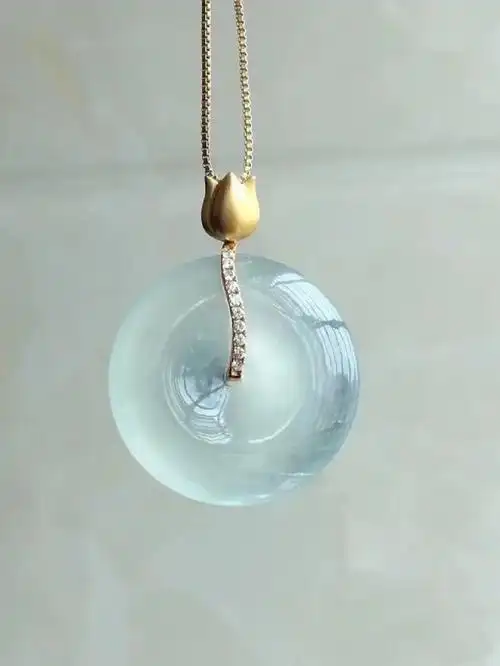 无法拒绝的翡翠平安扣吊坠绝绝子郁金香扣头简单镶嵌的一枚高冰平安扣