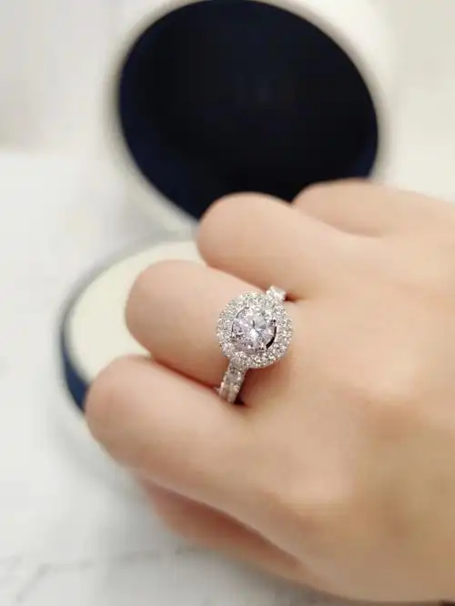 "精心挑选的80分钻石,必须选一个好看的戒托,不然就浪费啦"无敌可爱的