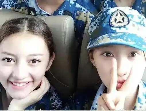 女明星军训服,陈都灵清纯,田曦薇超可爱,看到关晓彤,太美了!