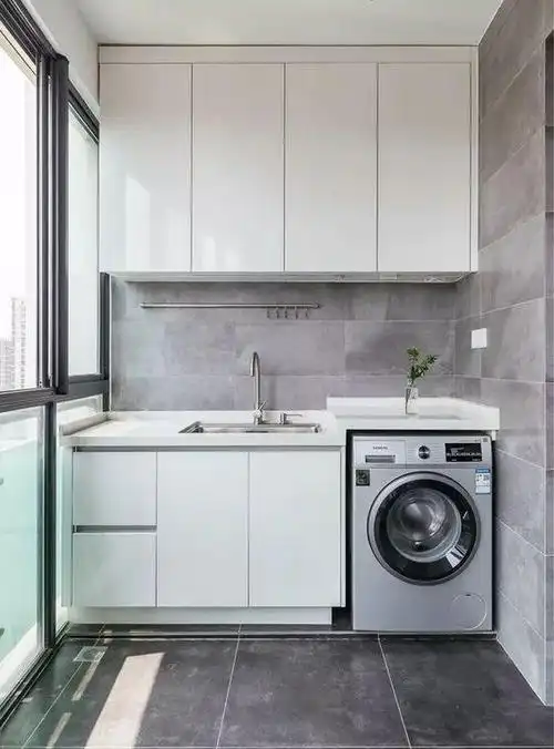 大多数装修的时候会将洗衣机直接放在阳台,方便晾晒,但阳台做洗衣区