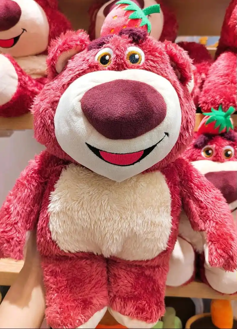 名创优品迪士尼草莓熊系列-甜蜜草莓坐姿毛绒公 - 抖音