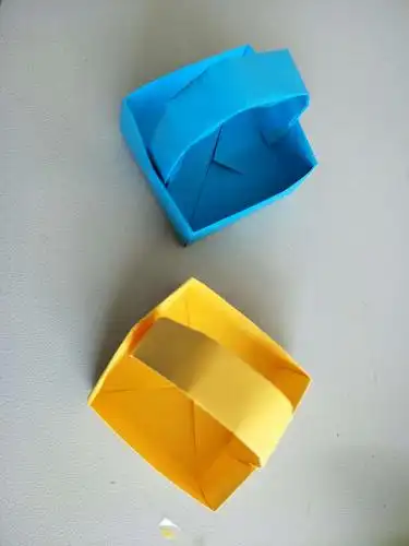 二(9)班简易折纸综合实践活动课剪影