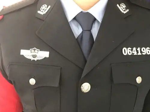 秦皇岛公安处玉田北所组织开展更换胸徽仪式.