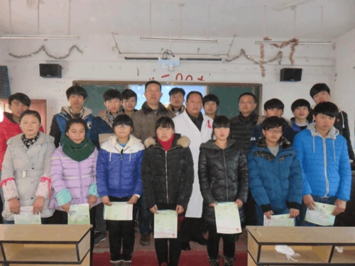 "最美乡村医生"来阚疃中学义务宣传防艾滋知识(报道)