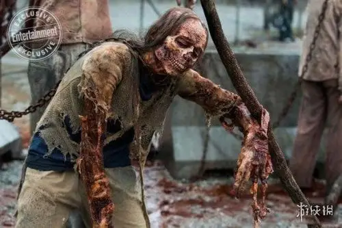 《行尸走肉》成员"血肉模糊"写真 搂搂抱抱基情无限!