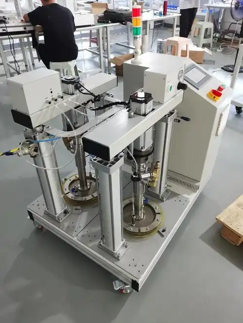 这套机器人涂胶设备使用了机器人来进行作业.