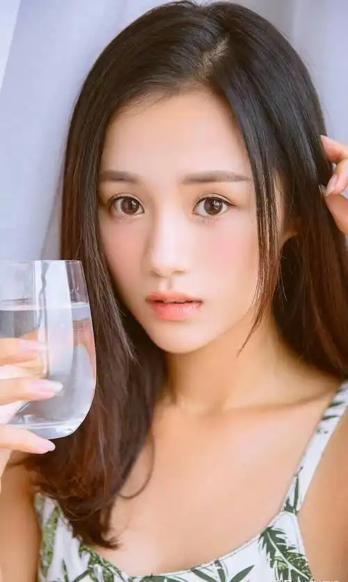 尽管无法与牡丹争艳,安悦溪却选择了另一种道路,转向野花丛中探索.