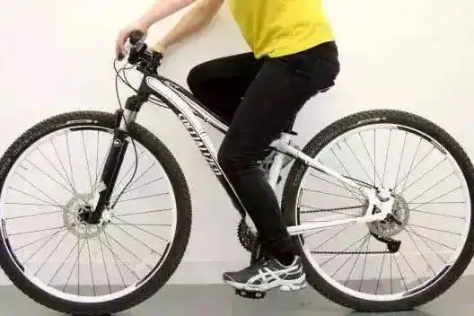 可用泡沫塑料做一个柔软的座套套在车座上,以减少车座对阴部的摩擦力