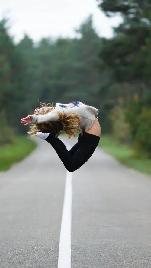 在空中飞舞女孩
