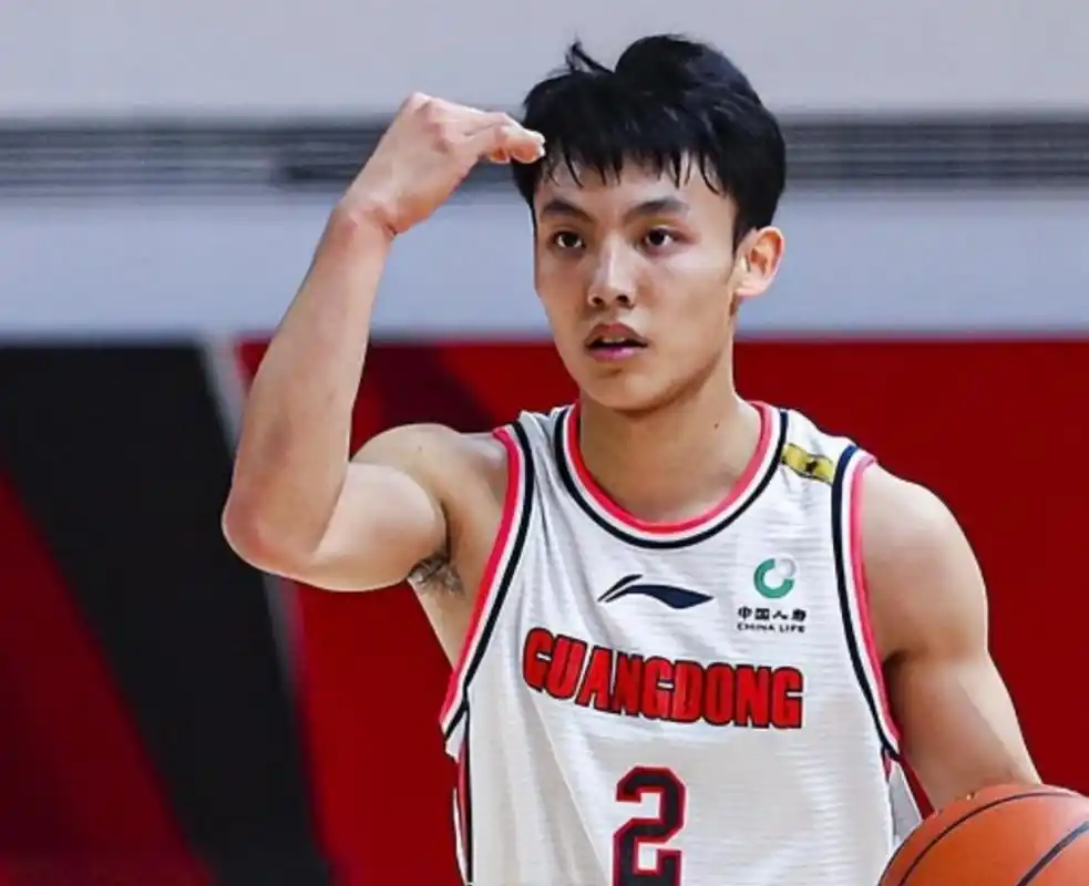 徐杰一人砍下了23分,他成为了现在广东队中的绝对核心球员,徐杰的个人