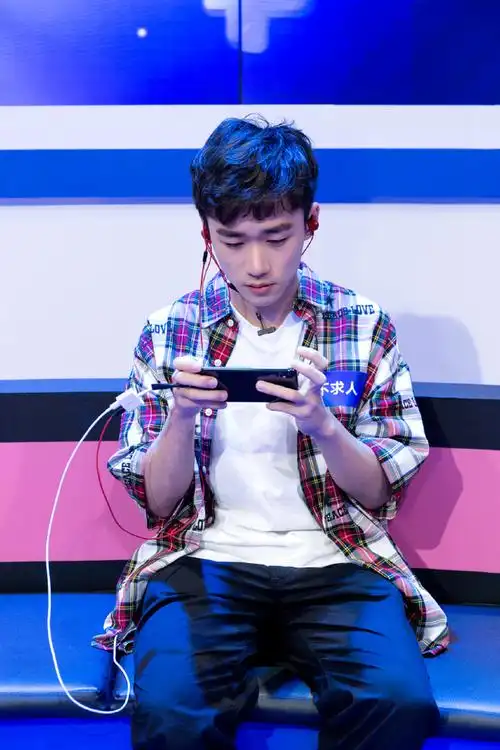 全民偶像唐禹哲做客偶像陪练团,与不求人在和平精英进行演技大pk