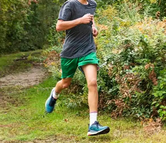 一个跑步者在公园里慢跑