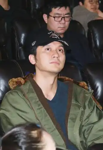 李晨近照曝光,出席活动素面朝天,现场积极互动笑容满面!