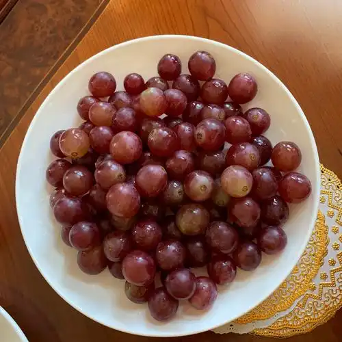 餐前水果,一盘盘:晶莹剔透的葡萄