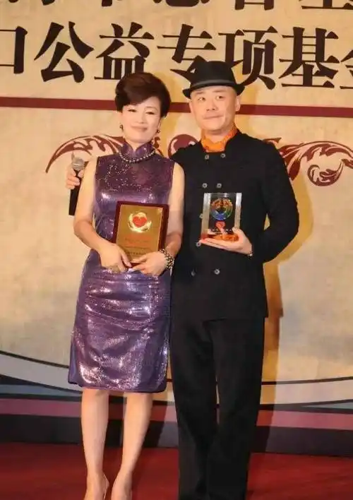 周立波老婆很漂亮,紫色亮片旗袍衬托身材,难怪老公一脸愁容_女性_时尚