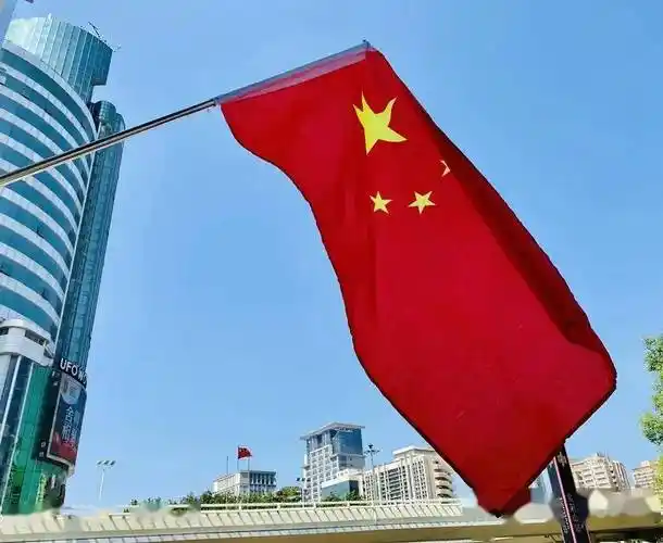 喜迎国庆,郑州满城中国红_五星红旗