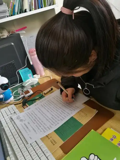 刘丽霞老师在伏案疾书.