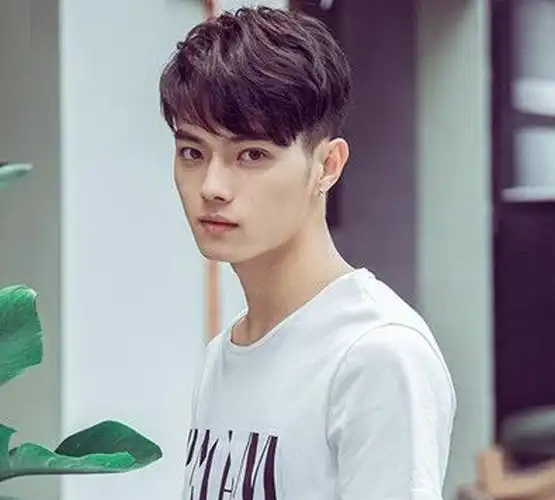 男生发型短发铲两边在视觉上起到拉长脸型的宽度的作用,十分适合