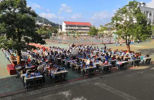 乌石学校学生现场书法展示