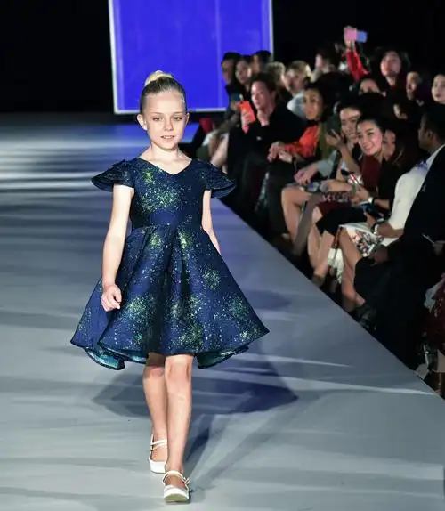 国际t台上的少儿童装秀组照20幅