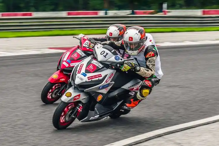 踏板杀疯了!crrc 新大洲本田 125cc rx挑战赛首站完结!