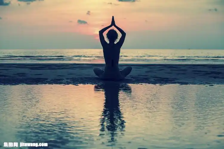 海边练瑜伽的女子图片
