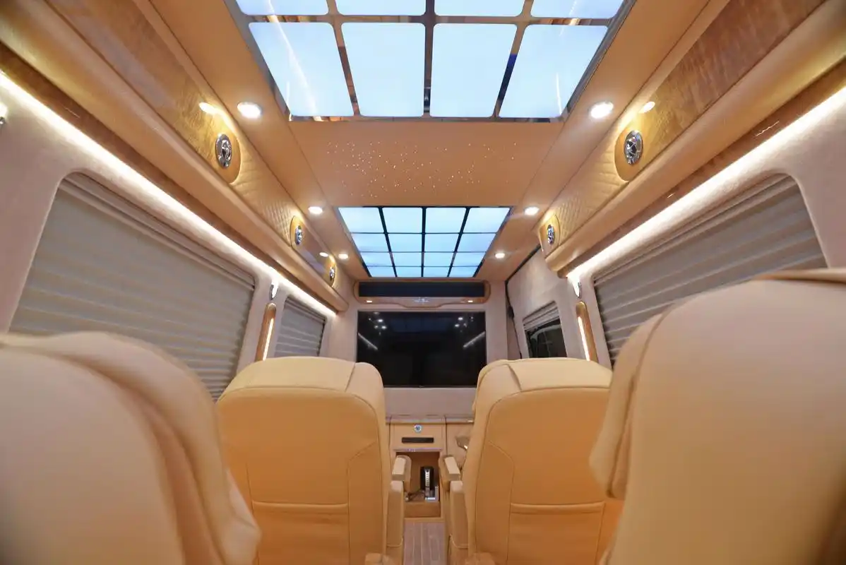 去过远方的房车 七万公里奔驰斯宾特内饰翻新加定制