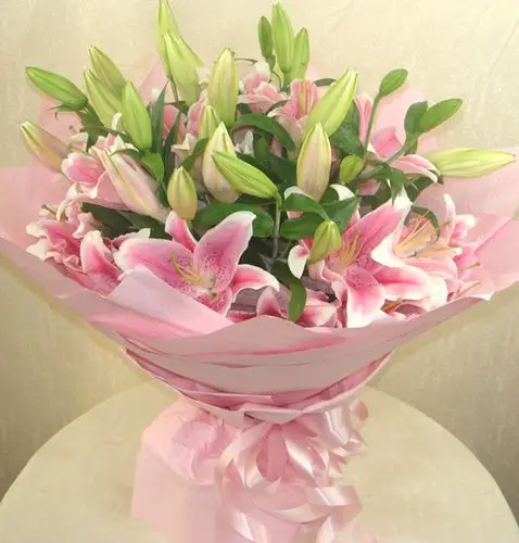 http: 【宝贝描述】 [花 名 ]:永恒之恋 [材 料]:花束,11支粉香水百合