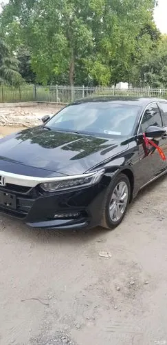 请问哪里有十代雅阁黑色实拍图片