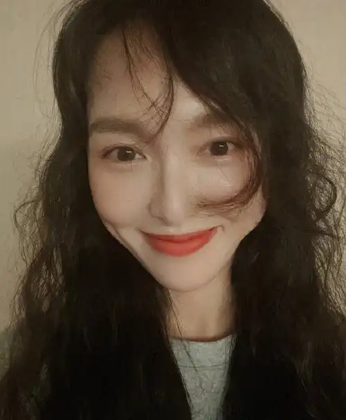 唐嫣晒秋天第一份自拍羊毛卷发减龄俏皮