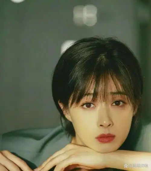 蒋欣引领了一种适合微胖女性的齐唇发短发趋势,时尚又能年轻化