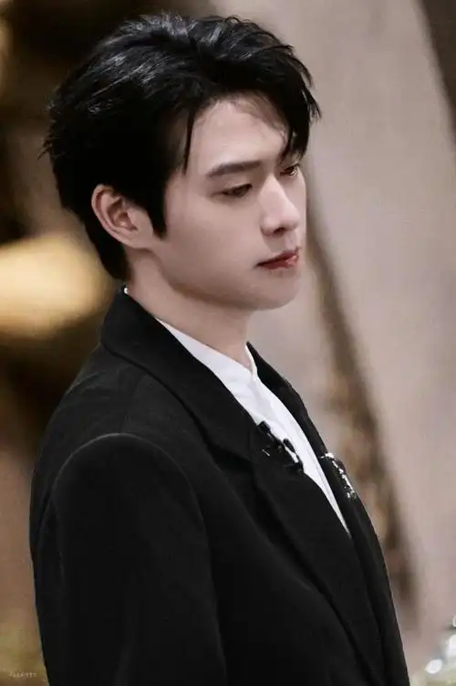 魏大勋壁纸勋总的美貌艳姐的荣耀