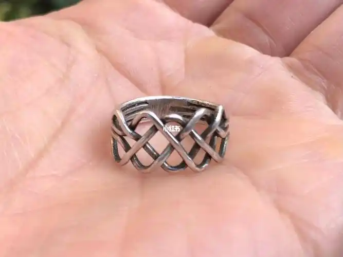 四指连环老银戒