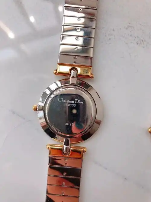 dior 手表对表 有点反光 ～成色都好 小的近新～表扣和表盘后盖膜都没