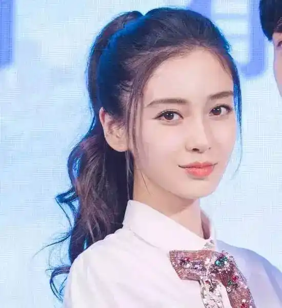 ③发际线杂乱,形状不好看陈妍希不是标准的小v脸,加上低发际线,原来的