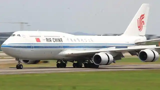 实拍国航波音747飞机降落,接地瞬间四台发动机反推同时开打,太帅了