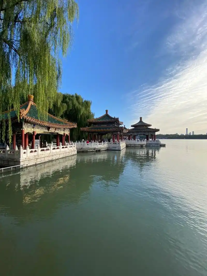 北海公园五龙亭 五龙亭,皇家气派十足,雍容大气,湖边盛景.
