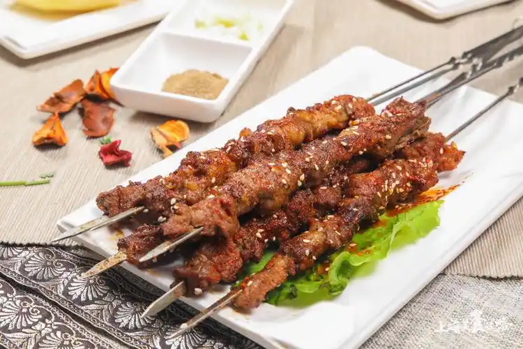 肥瘦相间的羊肉串诱惑满满,搭配超爽啤酒契合度满分爆表!